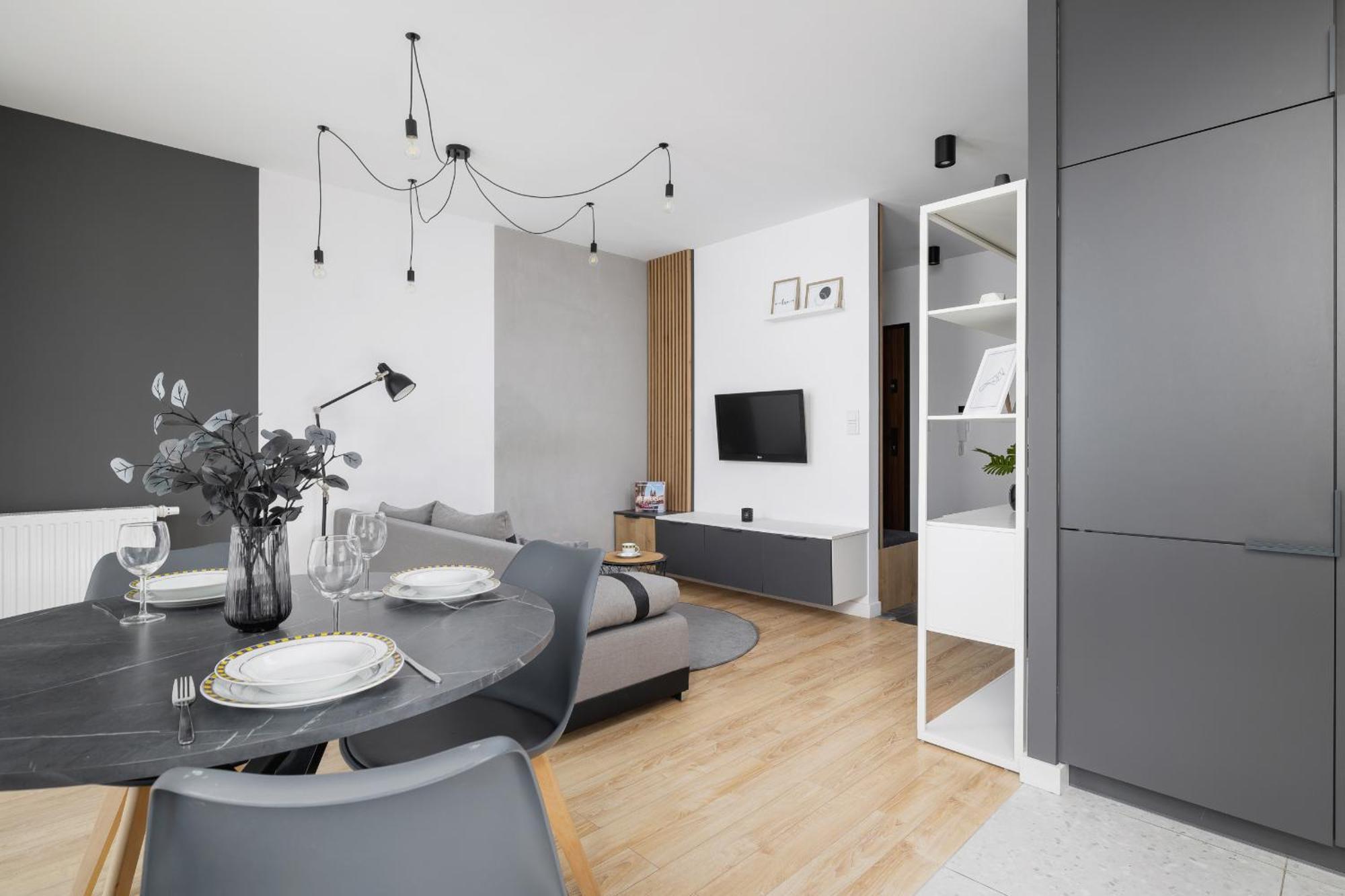 Elegant In Cracow With Balcony, Parking And Desk By Renters Apartment