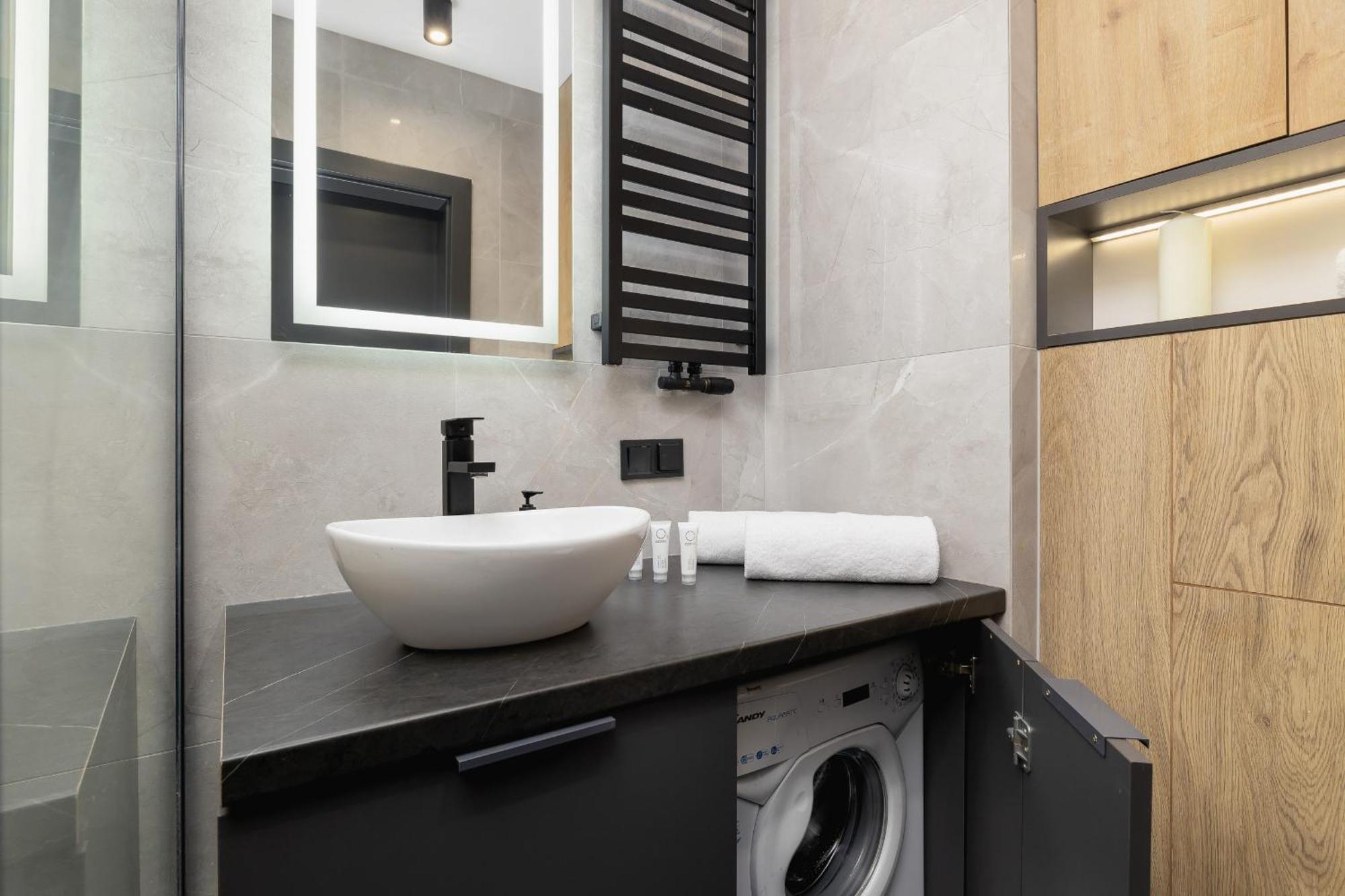 Apartment Elegant In Cracow With Balcony, Parking And Desk By Renters