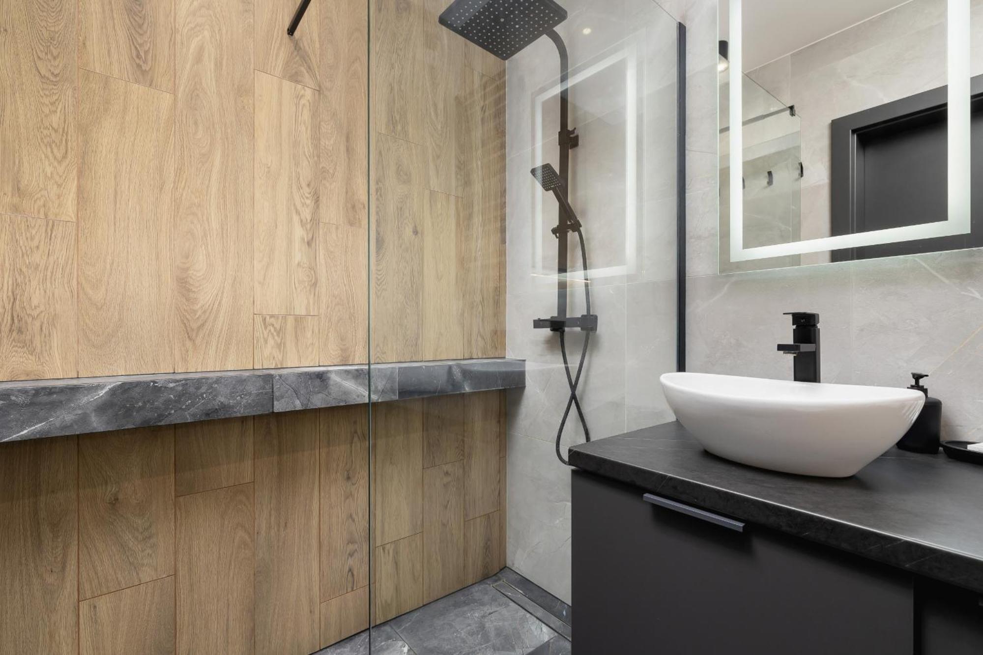Elegant In Cracow With Balcony, Parking And Desk By Renters Apartment
