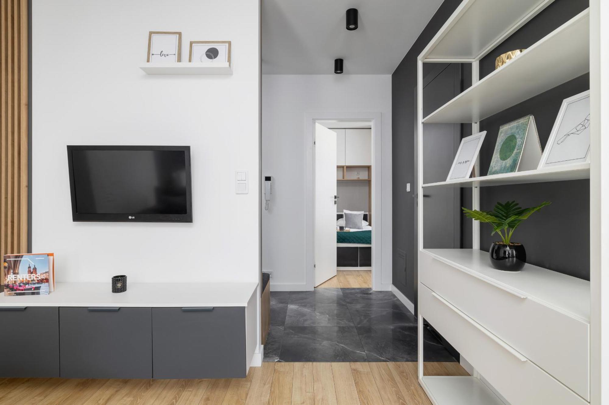 Elegant In Cracow With Balcony, Parking And Desk By Renters Apartment Krakau